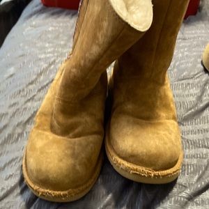 Girls Ugg boots size 2 with cute rainbow zipper